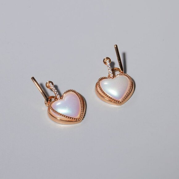 Oden's Eye - Rock Legend: Heart Shaped Pearl Stud Earrings - Picture 3 of 7